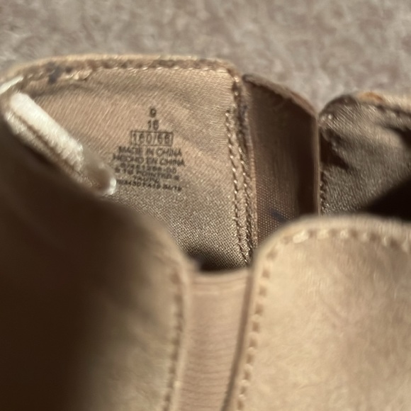 Toddler size 9 Old Navy Ankle boots - Picture 5 of 5